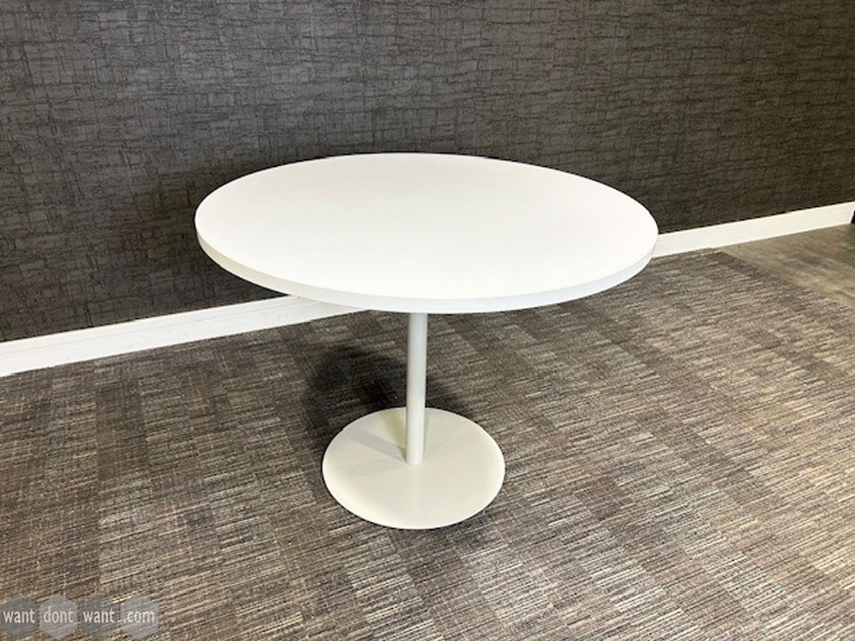 Used 1000mm white round table 