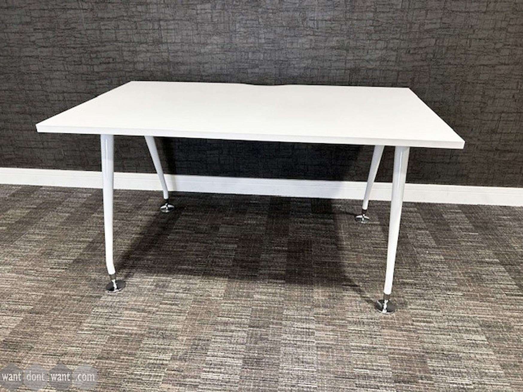 Used 1400mm Mobili Free-standing Single Desks