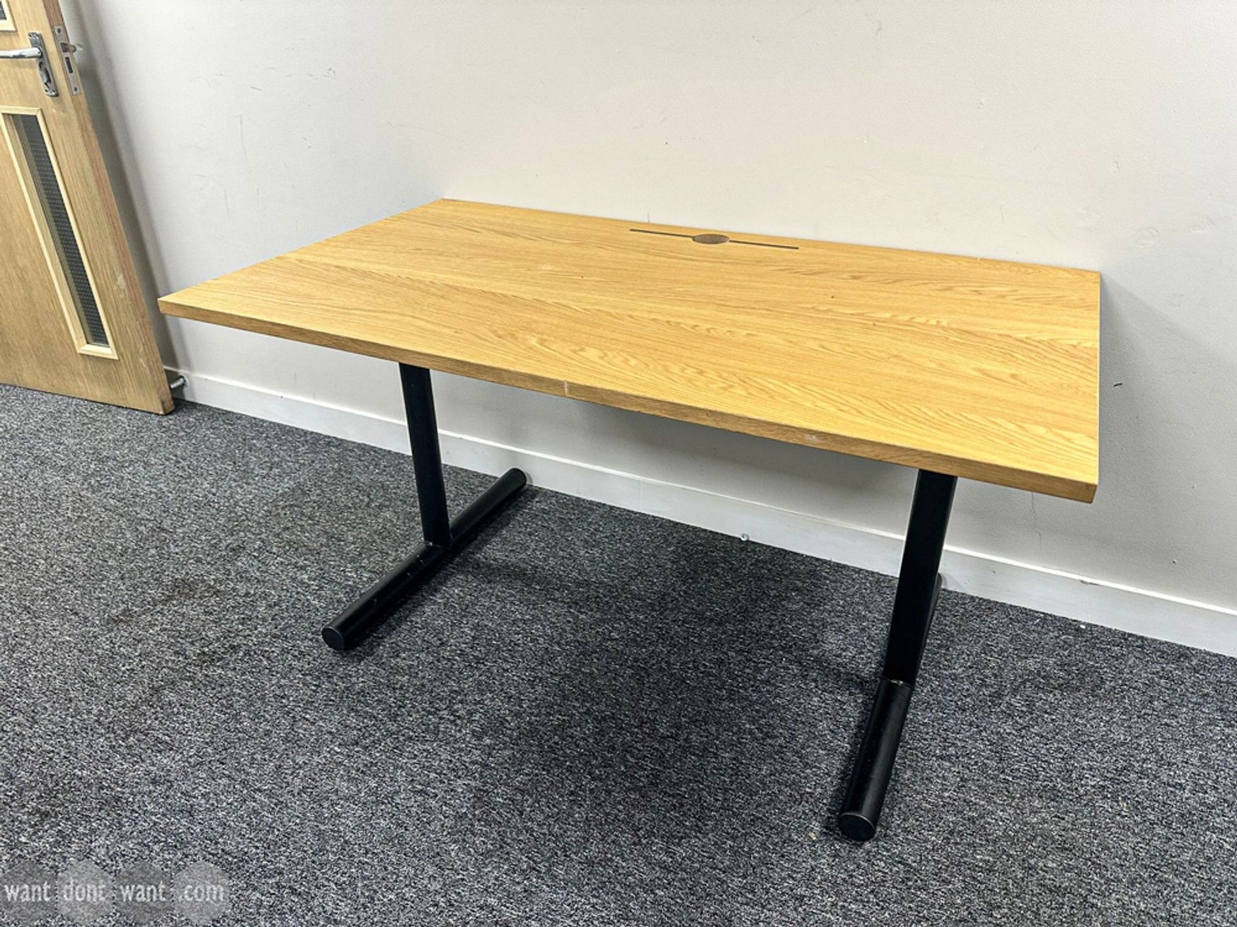 Used 1400mm desk including cable tray