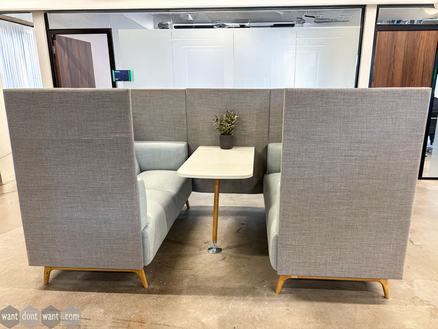 Used Connection 4-person meeting booth 