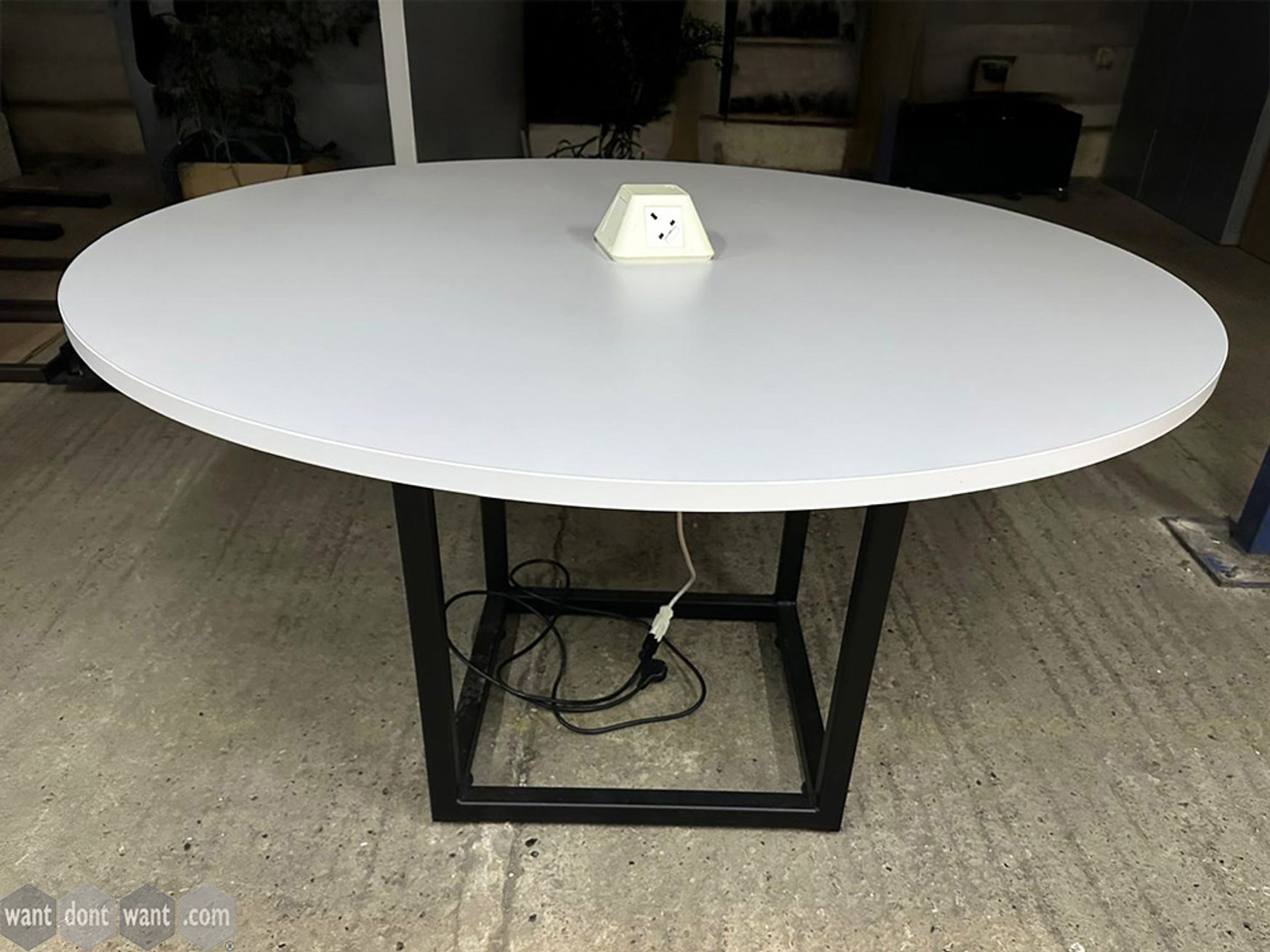 Used 1400mm Spitfire round meeting table