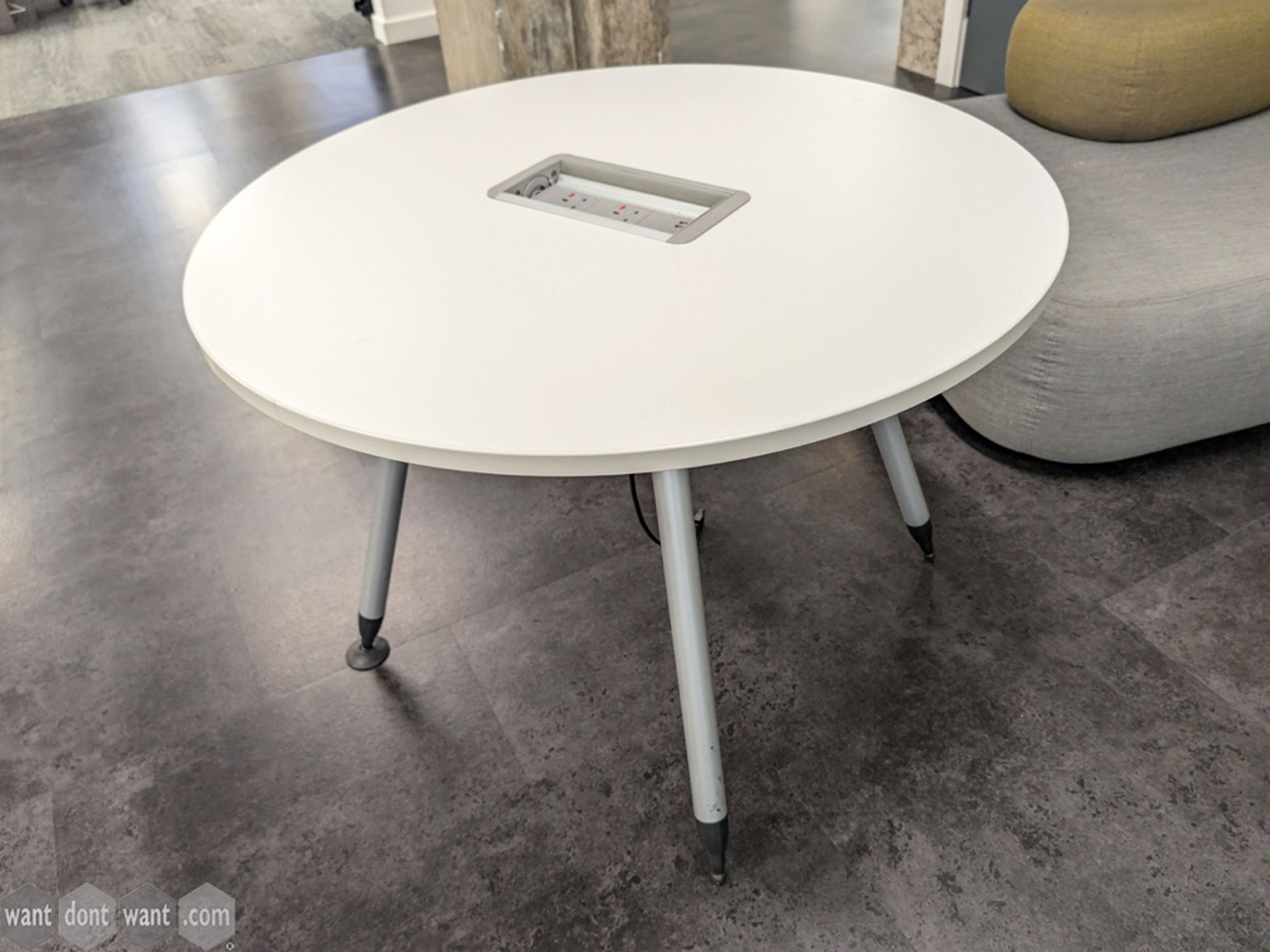 Used 1000mm Steelcase table with power
