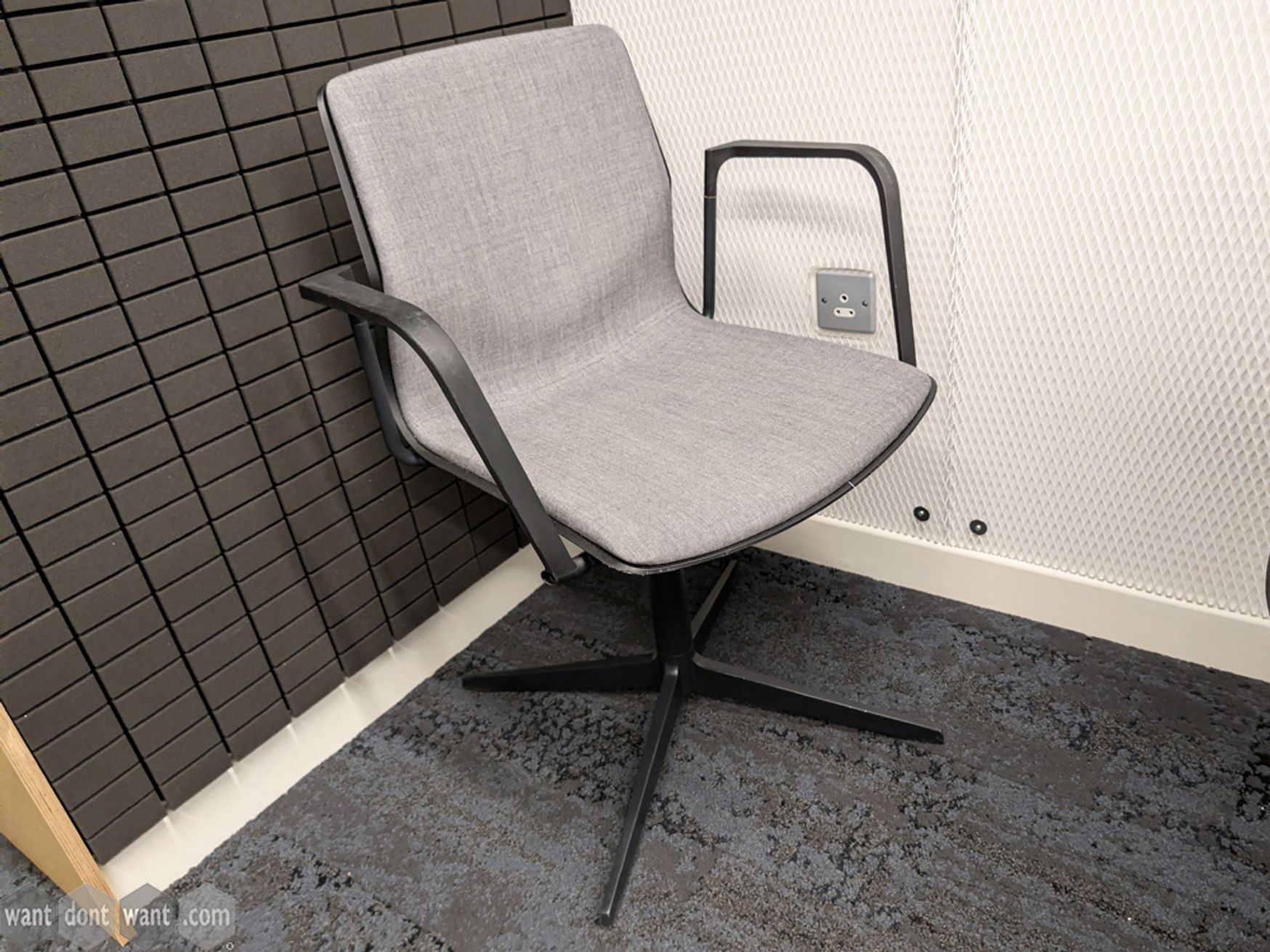 Used Four Design self-centering Loop chair