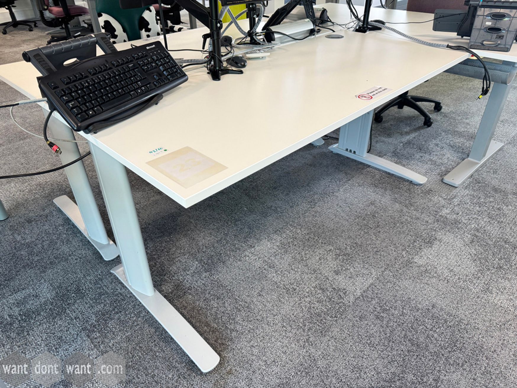 Used 1600mm Kinnarps single white desks with grey T-legs