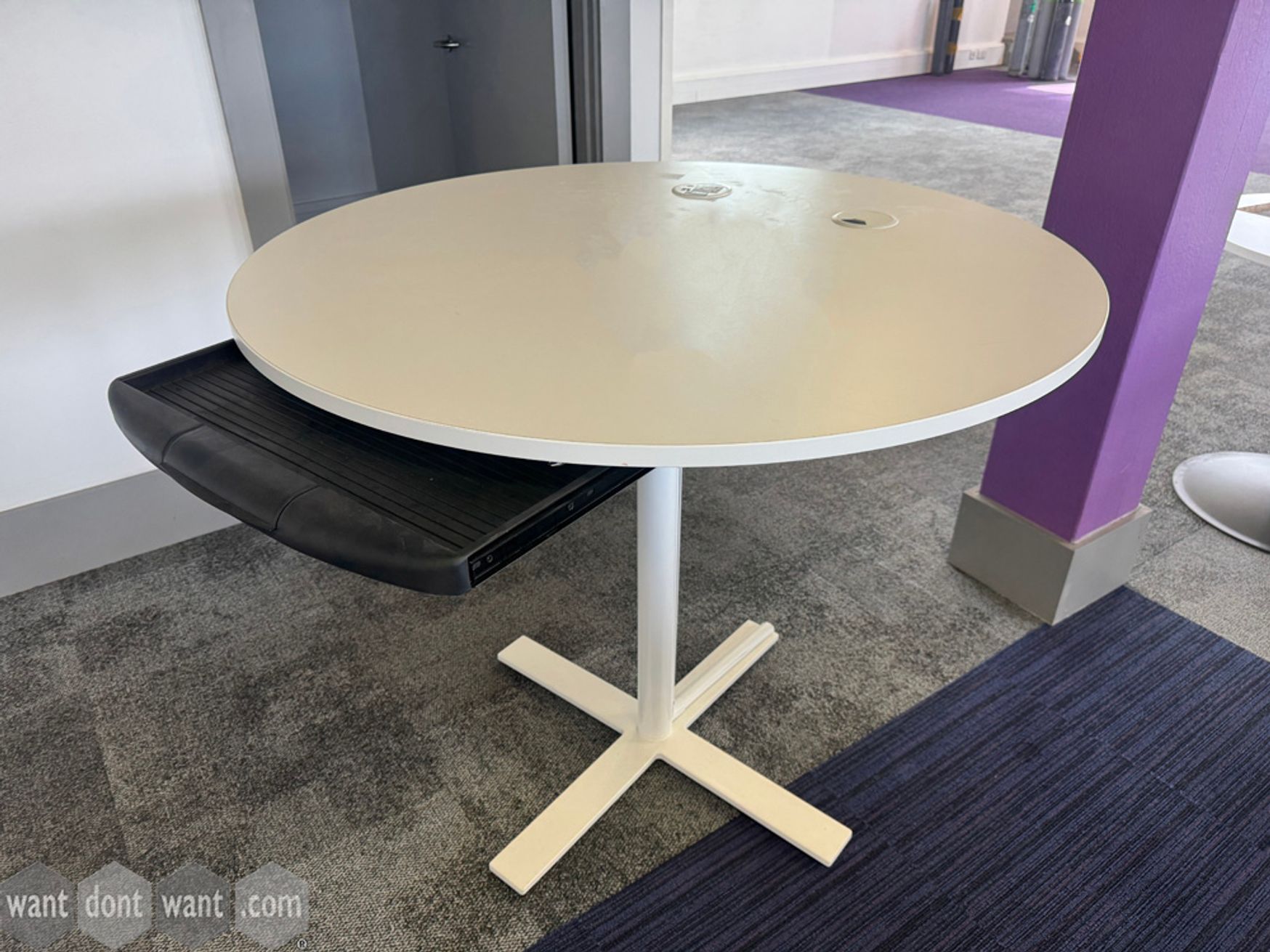 Used 1100mm Kinnarps height-adjustable circular white table