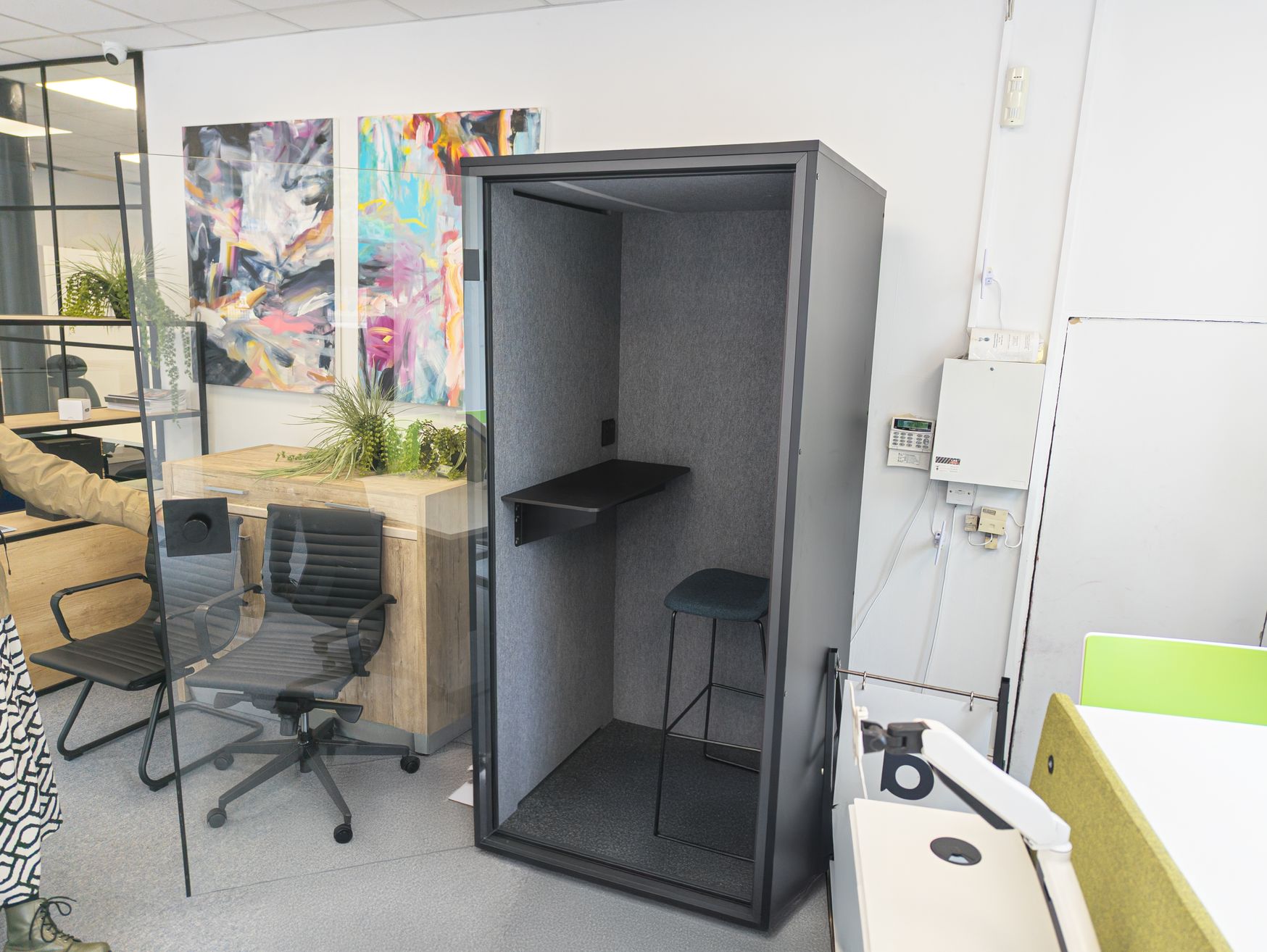 Ex-display acoustic focus pod