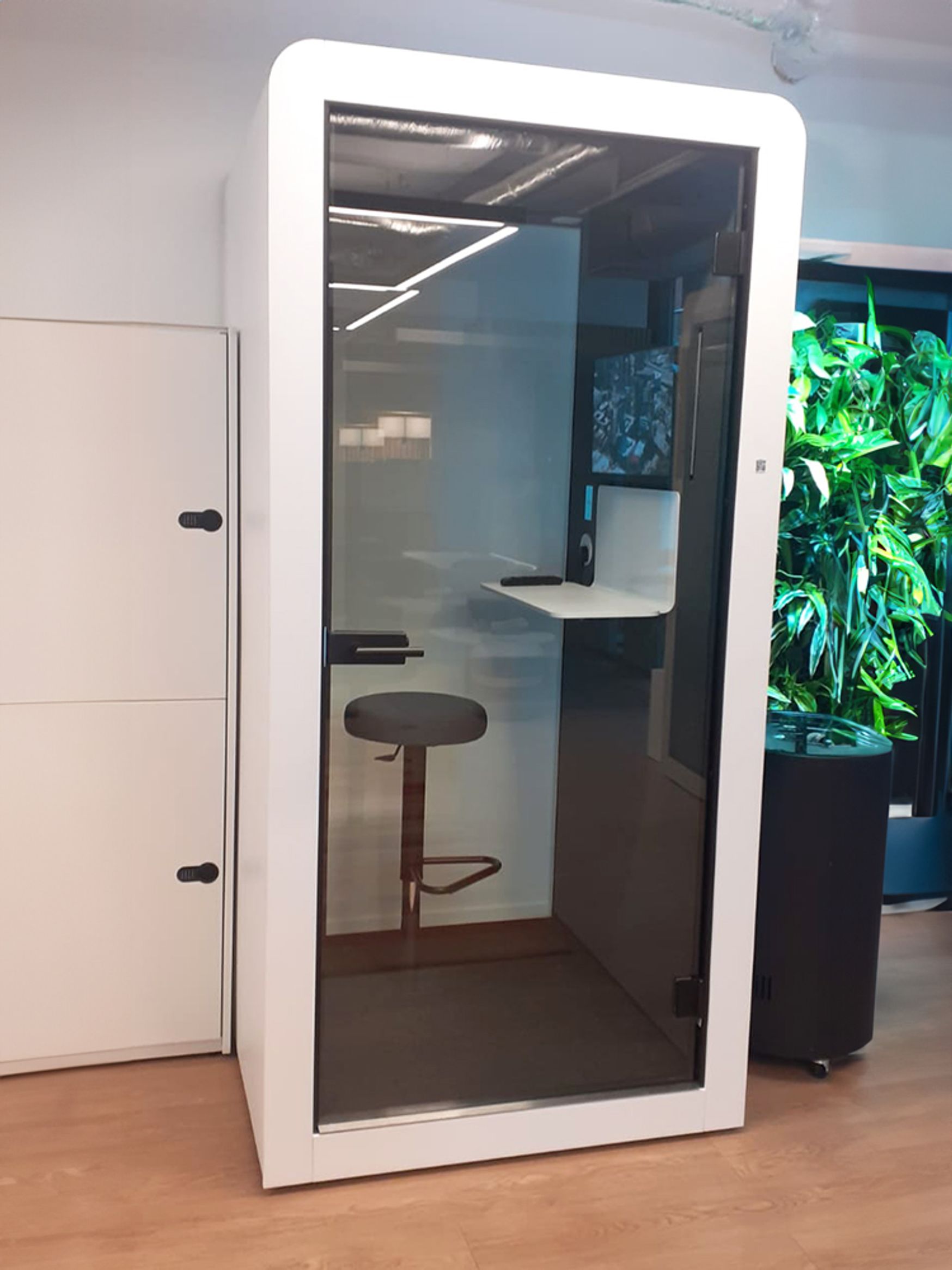 Ex-display Silen Space 1 in white with screen brackets