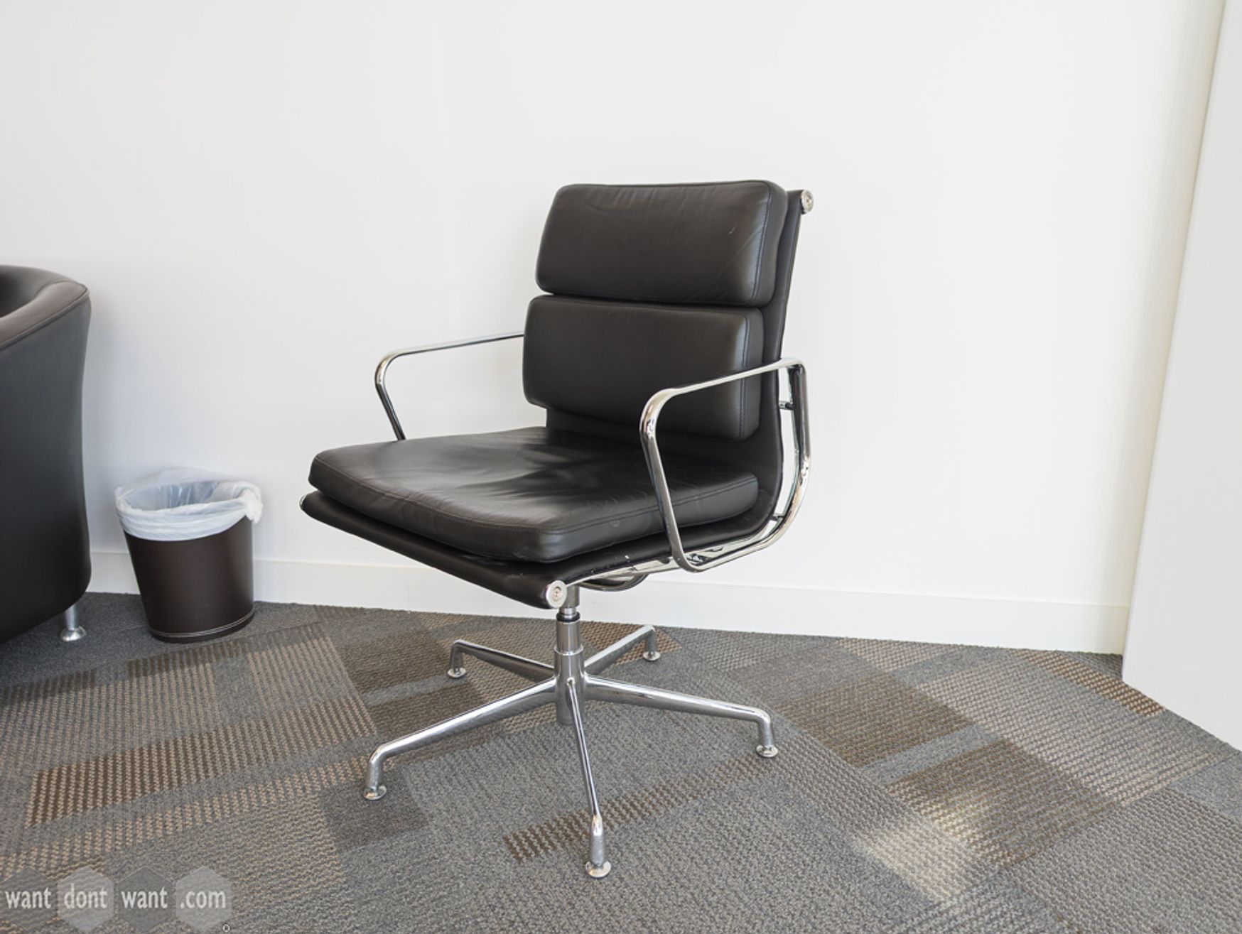 Used Eames style meeting chair 