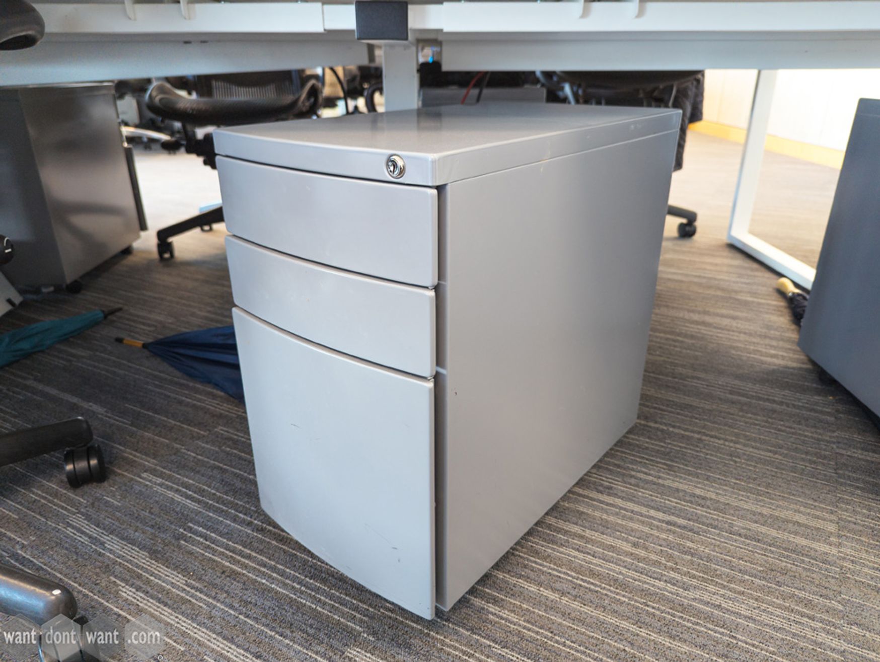Used silver slimline pedestal 