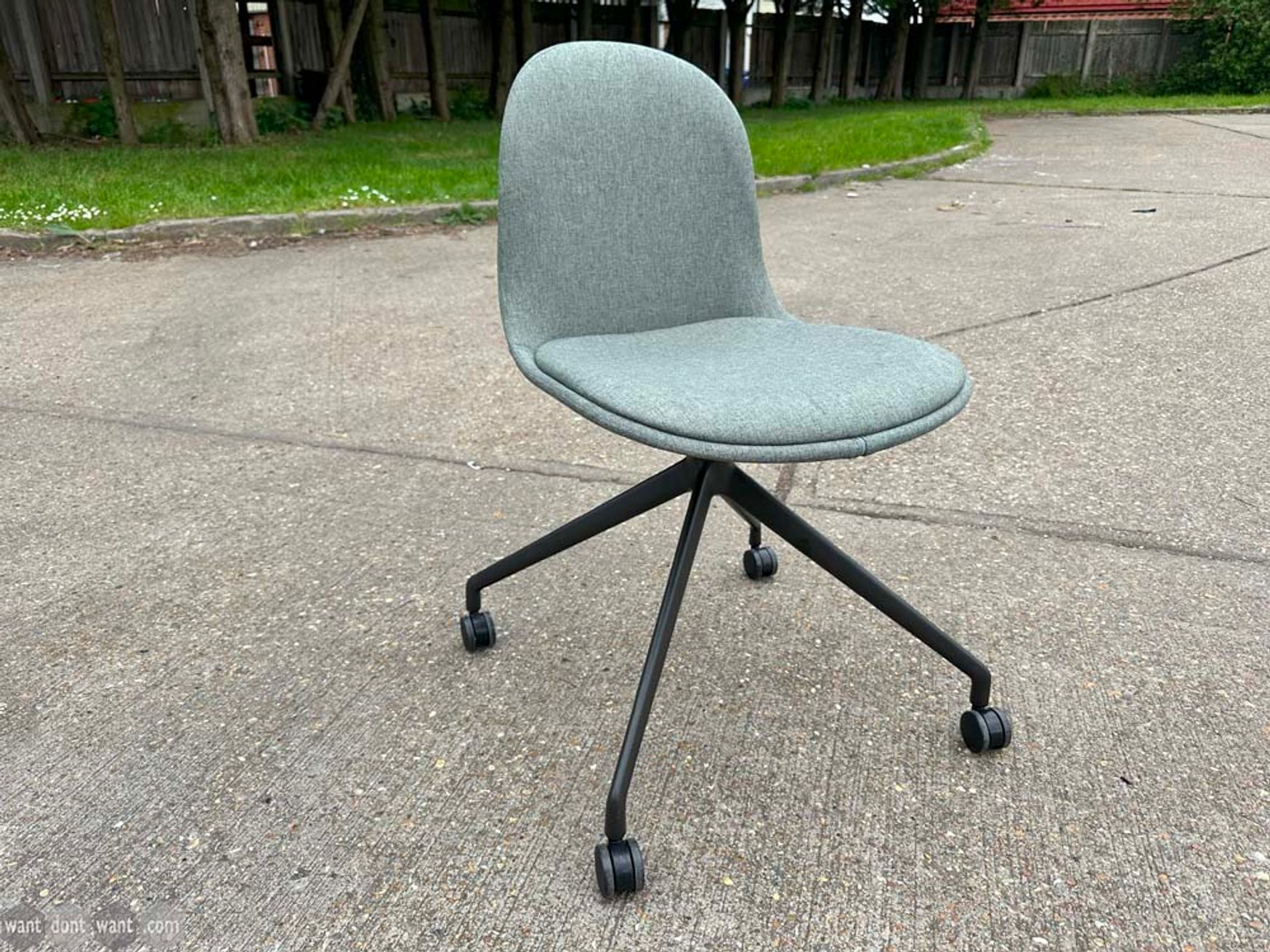 Used Allermuir KIN104U3 meeting chairs on castors 