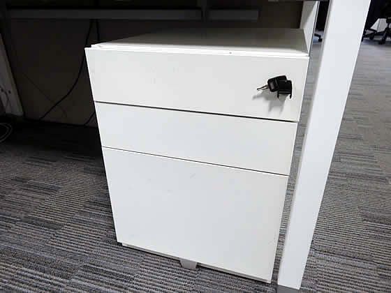 Used white 3-drawer pedestal