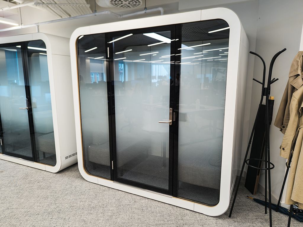 Used Framery Q Maggie acoustic 4-person meeting pod - Class A acoustic rating