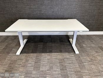 Used 1600mm Kinnarps sit-stand desk in white