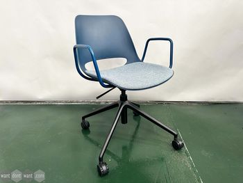 Used Boss Design Saint chair with arms on wheels