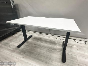 Used Vehyl Workmeet 1400mm sit stand desks