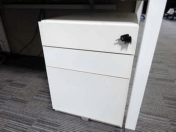 Used white 3-drawer pedestal