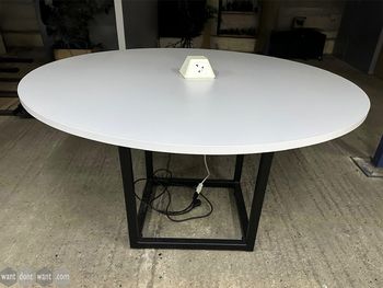 Used 1400mm Spitfire round meeting table