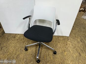 Used Kinnarps Embrace chair