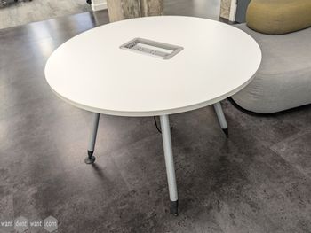 Used 1000mm Steelcase table with power
