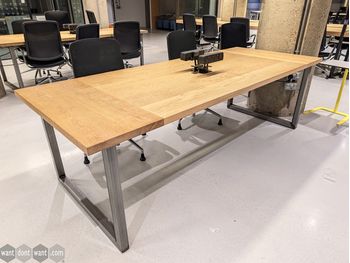 Used 2500mm Bespoke table with central power