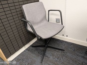 Used Four Design self-centering Loop chair