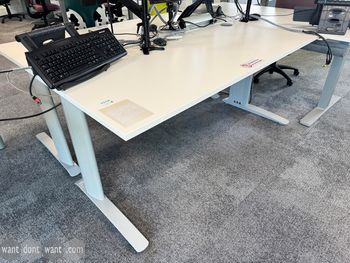 Used 1600mm Kinnarps single white desks with grey T-legs