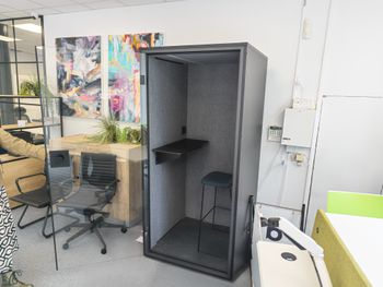 Ex-display acoustic focus pod