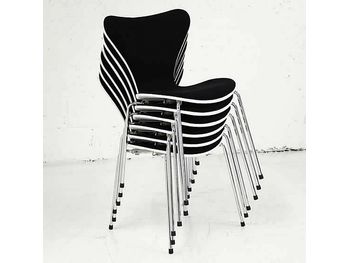Further view of the Fritz Hansen Series 7 chairs designed by Arne Jacobsen shown in the previous image.