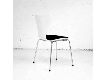 Further view of the Fritz Hansen Series 7 chairs designed by Arne Jacobsen shown in the previous image.