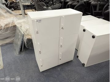 Used 6-door locker 