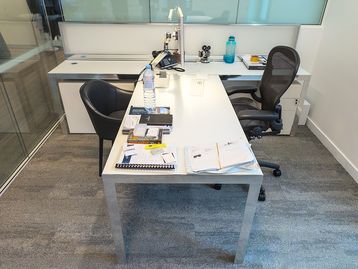 Used 1600mm Unifor T-shaped desk with floor-standing dividing screen