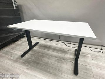 Used Vehyl Workmeet 1400mm sit stand desks