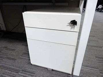 Used white 3-drawer pedestal
