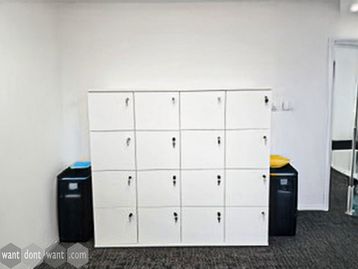Used 1600mm 16-door lockers 