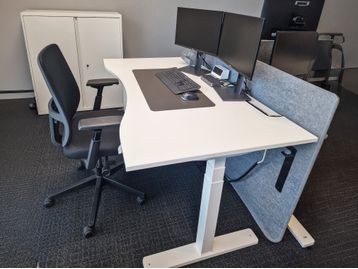 Used 1600mm Kinnarps Electric Sit Stand Desk with Grey Buzzi Screen