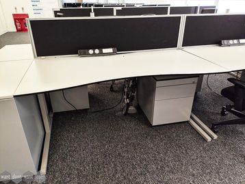 Used 1600mm desk-dividing screen in black 