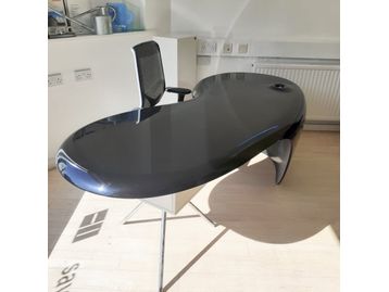 A rare opportunity to purchase this contemporary executive 'Uno' desk from Della Rovere.